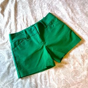 Kelly green Ann Taylor shorts size 2, EUC
